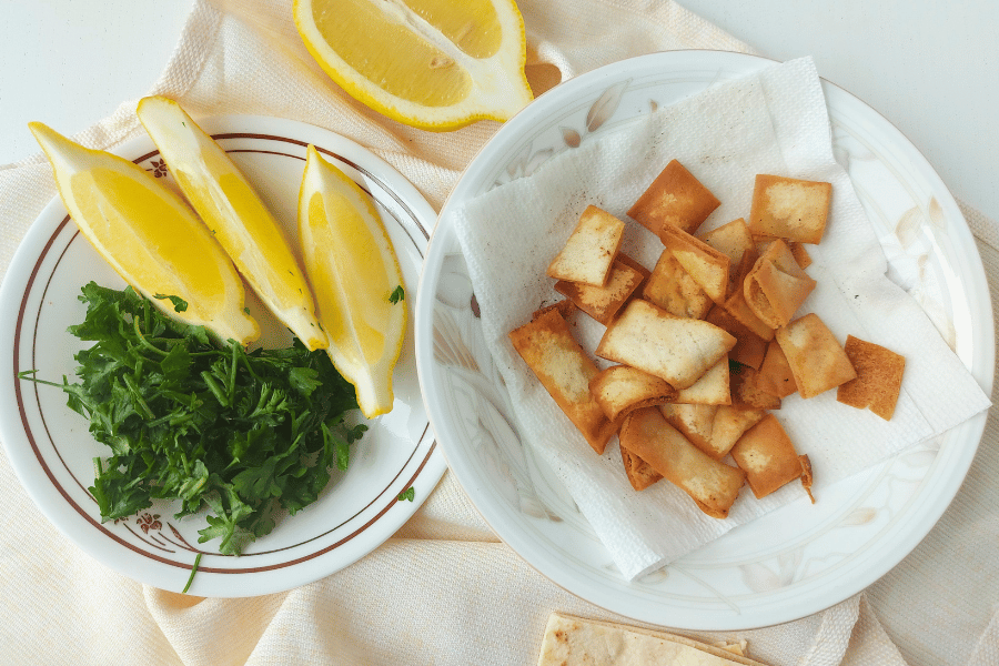 shorbet adas garnish lemon pita parsley 